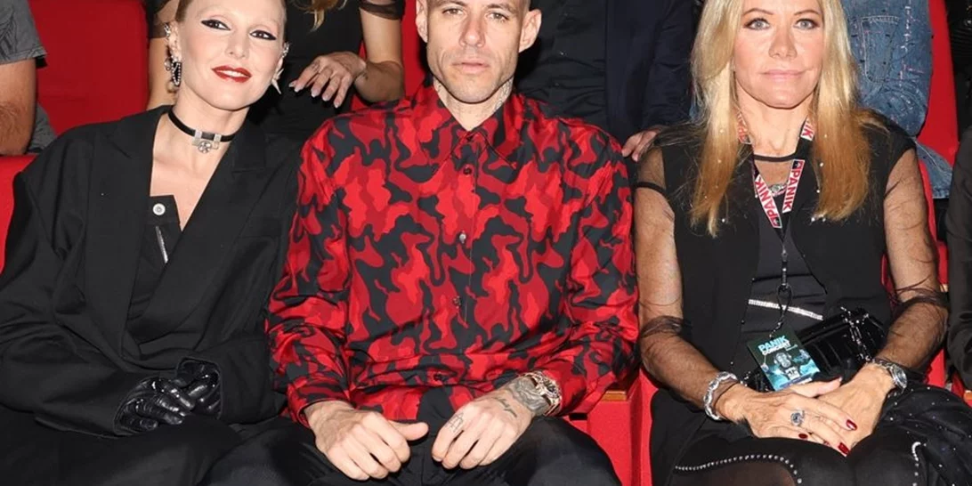 Γυμνασμένος γεμάτος τατουάζ | Ο Πάρις Κασιδόκωστας στην παραλία