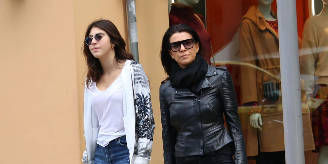 Η Μαρίνα Βερνίκου με ροκ εμφάνιση σε βόλτα με την πανύψηλη κόρη της, Ντεμήλια - Η καταπληκτική ομοιότητά τους