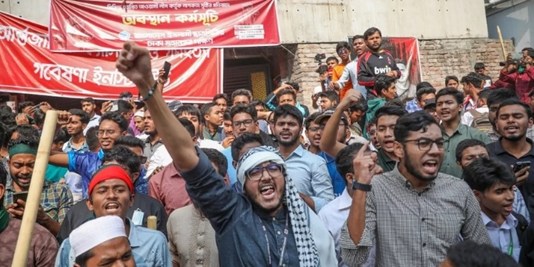 Μπανγκλαντές | Κλιμακώνονται τα βίαια επεισόδια ενόψει της ετυμηγορίας στη δίκη με κατηγορούμενη της πρώην πρωθυπουργό Χασίνα