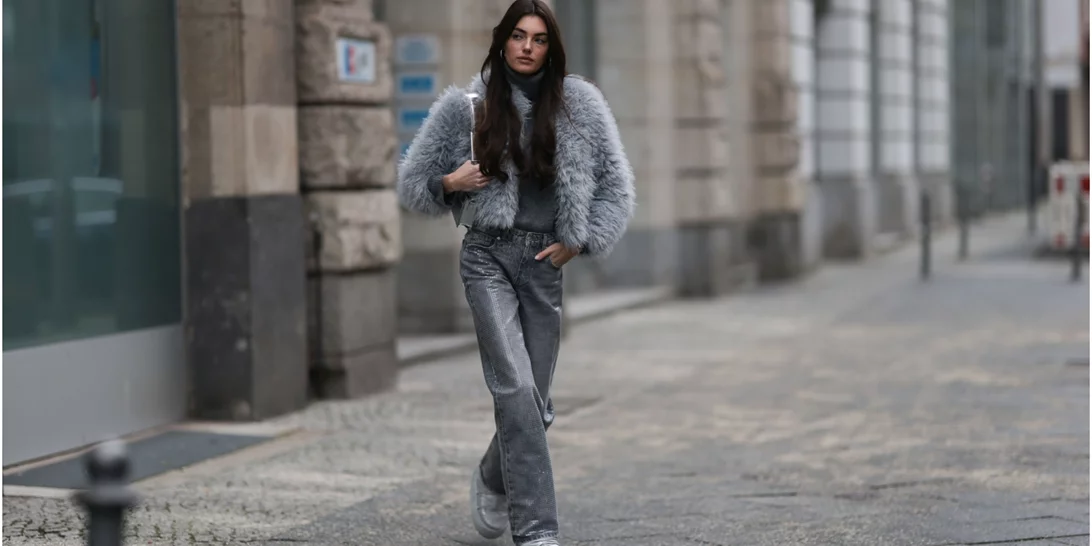 8 jeans σε γκρι χρώμα για να υιοθετήσεις το απόλυτο denim trend της άνοιξης