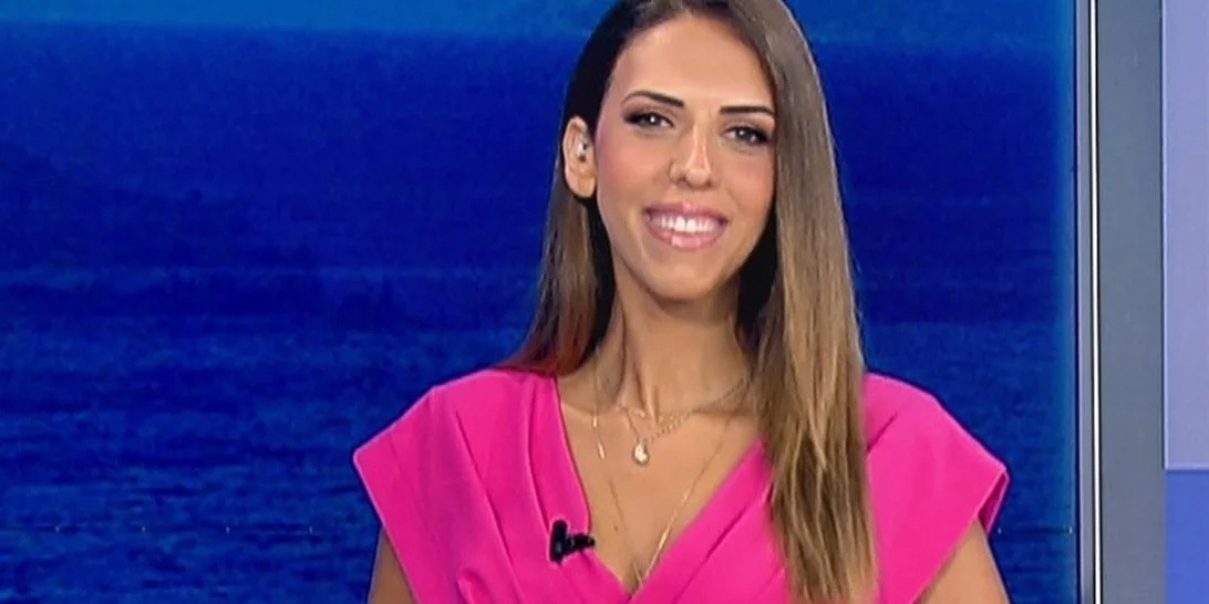 Μαρία Βούσουλα | 40 ημέρες μετά τη γέννα, ποζάρει με denim μίνι φούστα και κορμάκι