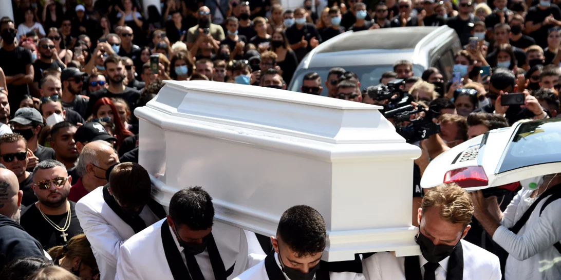 Το τελευταίο αντίο | Πλήθος κόσμου στην κηδεία του Mad Clip - Απαρηγόρητη η Ελένη Φουρέιρα