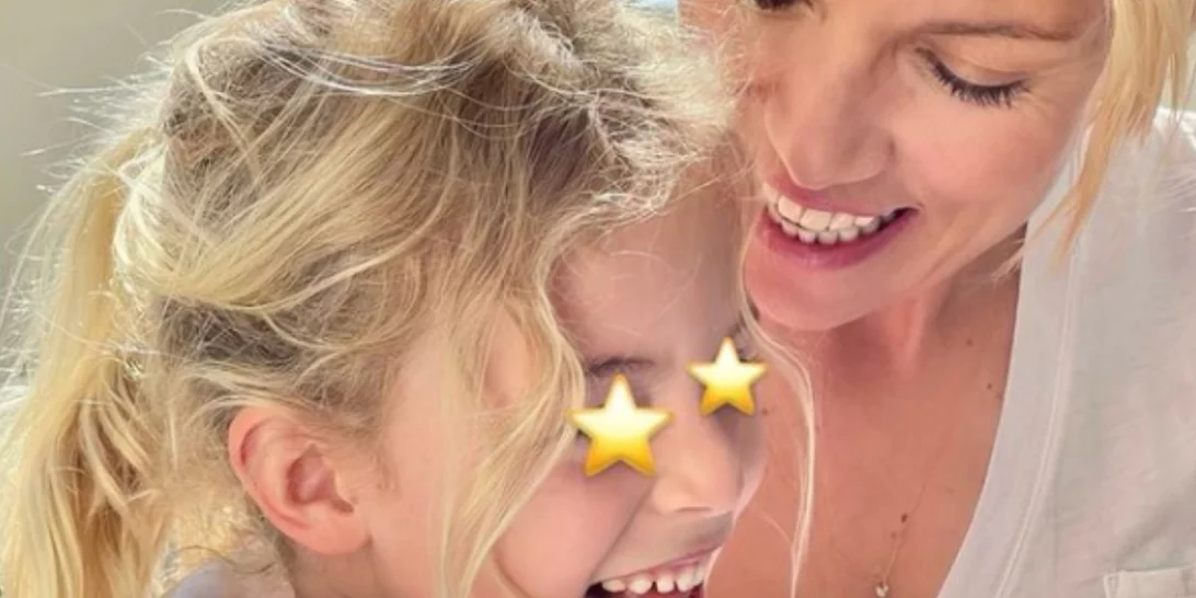 Μπιάνκα και Κάρολος Κρασσάς | Τα κατάξανθα παιδιά της Βίκυς Καγιά κάνουν ιππασία στην παραλία