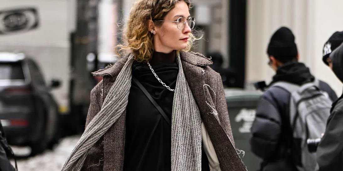 Αυτό το μακρυμάνικο midi φόρεμα κοστίζει 15,99 ευρώ και είναι η λύση σου για power dressing στο κρύο