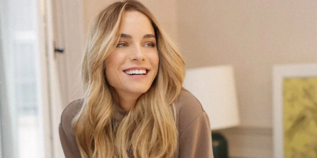 Το κραγιόν που δεν λείπει ποτέ από την τσάντα της Δούκισσας Νομικού έχει τη βουτυρένια σύνθεση που πάντα έψαχνες