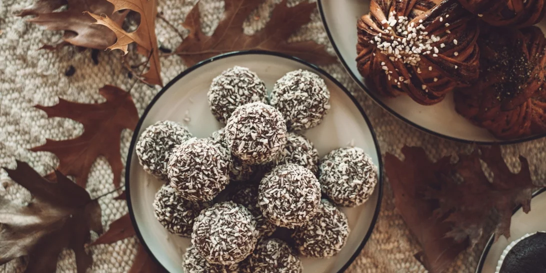 Σου έμεινε τσουρέκι από το Πάσχα; Φτιάξε τα πανεύκολα τρουφάκια του Άκη Πετρετζίκη