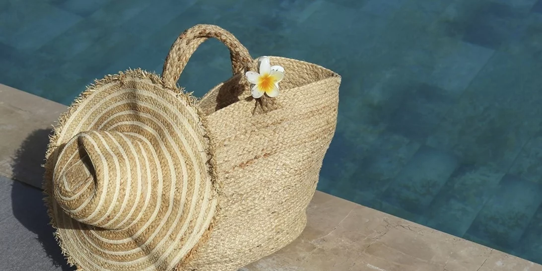 GRWM | Τα πράγματα που παίρνει πάντα μαζί της στην παραλία ένα it girl