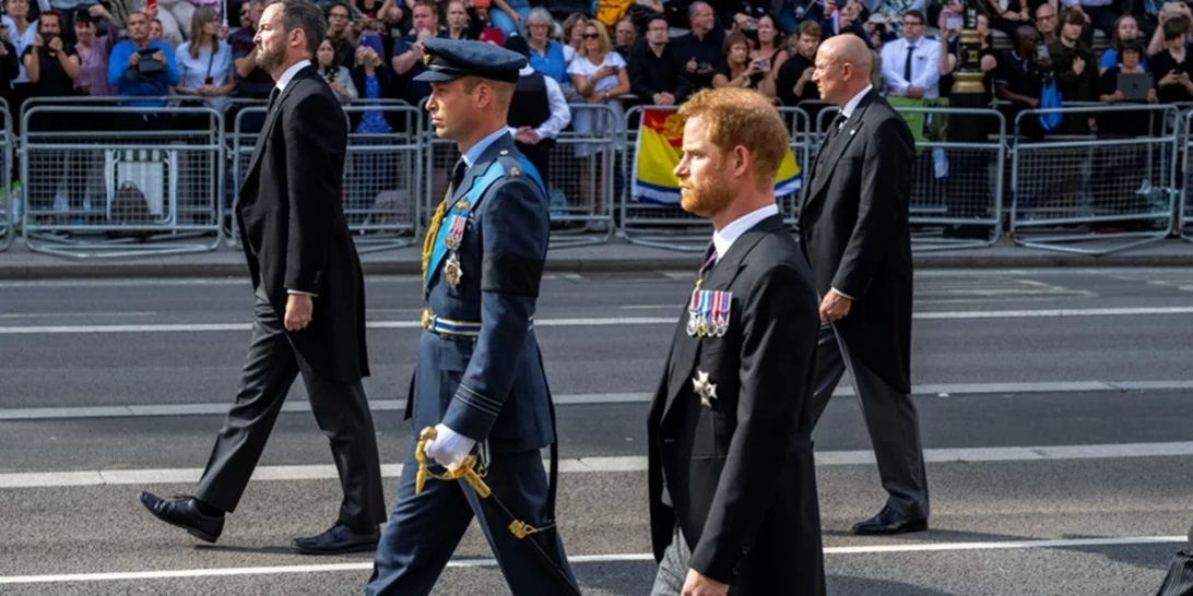 Πρίγκιπες William & Harry | Περπάτησαν μαζί στην πομπή του βασιλικού φέρετρου όπως στην κηδεία της Diana