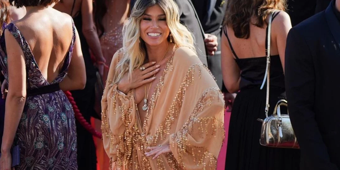 Η εντυπωσιακή εμφάνιση της Βάσιας Κωσταρά στο κόκκινο χαλί του Φεστιβάλ Καννών