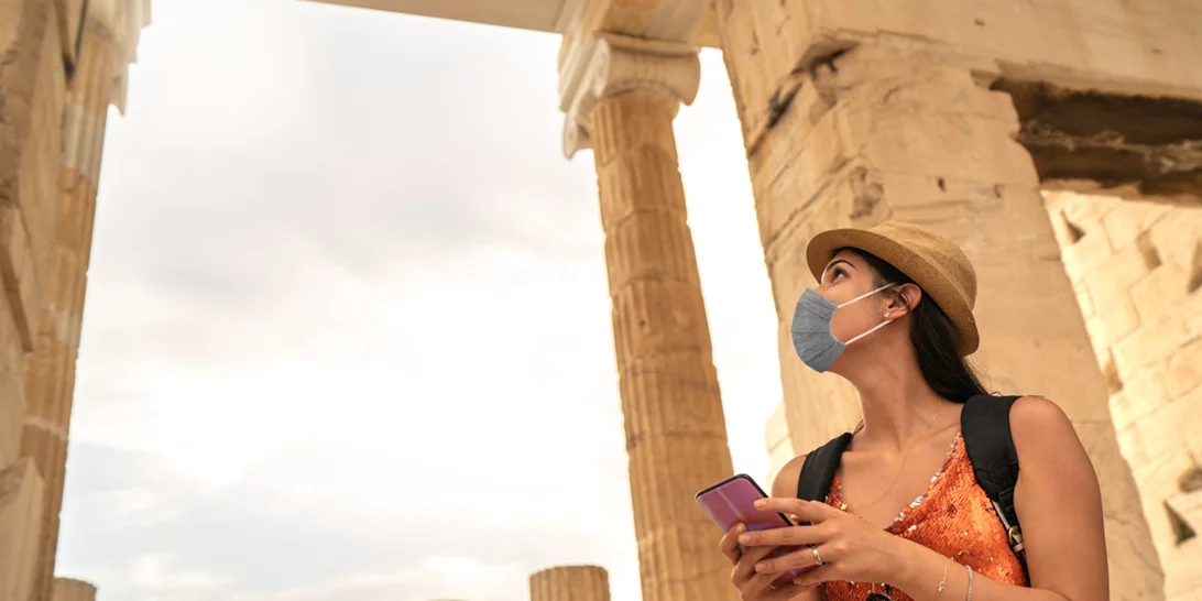 Βγαίνουν οι μάσκες στους εξωτερικούς χώρους | Σήμερα η απόφαση των ειδικών - Πού θα συνεχίσουμε να τις φοράμε