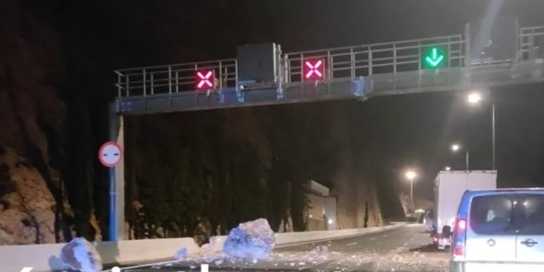 Κακοκαιρία Αριελ - Κατολίσθηση στην Κακιά Σκάλα | Ουρές χιλιομέτρων στην Εθνική Οδό Αθηνών - Κορίνθου [βίντεο]