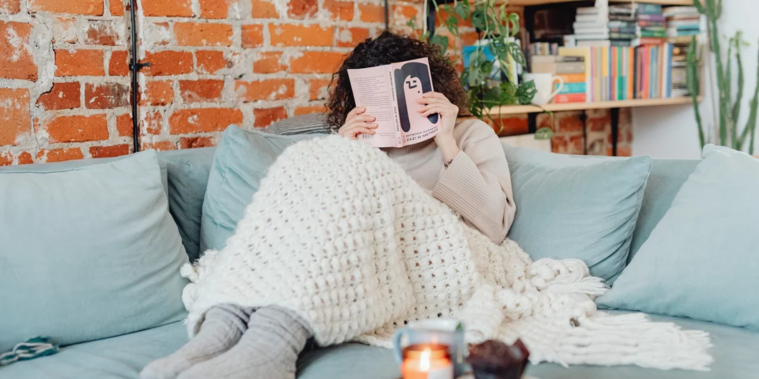5 cozy κουβέρτες για τέλειο χουχούλιασμα στον καναπέ