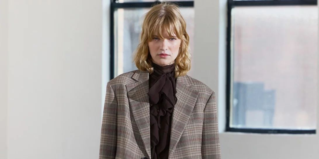 Αυτό το καρό blazer από τη Zara έχει 57% έκπτωση και είναι στο χρώμα που θα φορέσεις περισσότερο τη νέα σεζόν