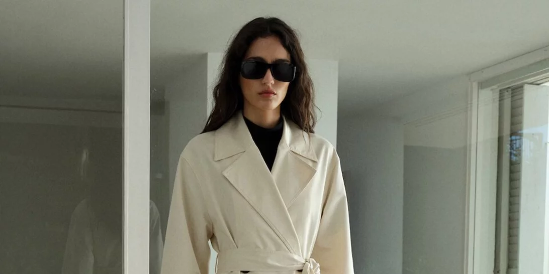 Αυτή η καμπαρντίνα από τη Mango είναι το ιδανικό πανωφόρι για τα ανοιξιάτικα looks σου