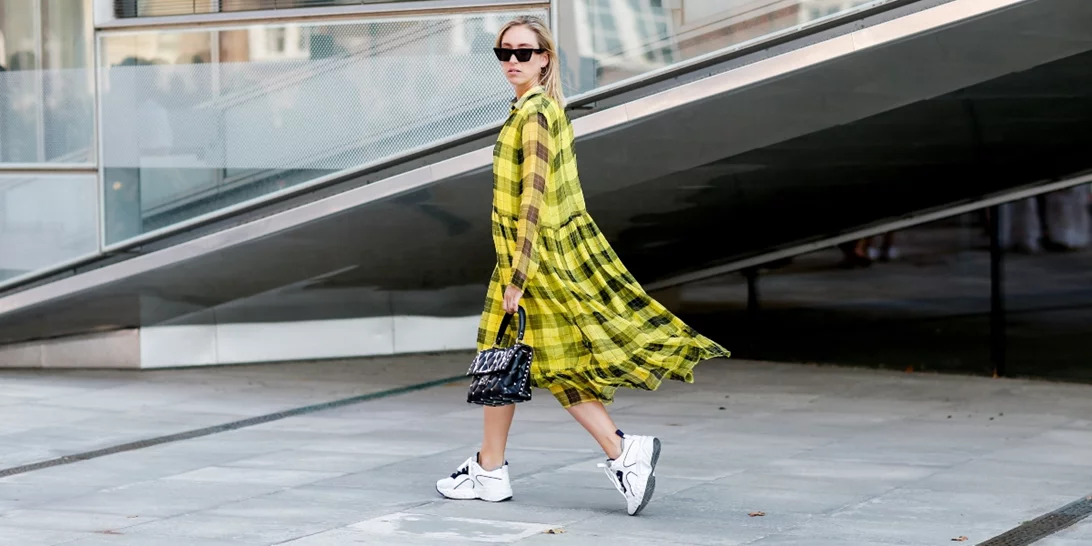 Πώς θα είστε κομψές με sneakers σε κάθε ηλικία