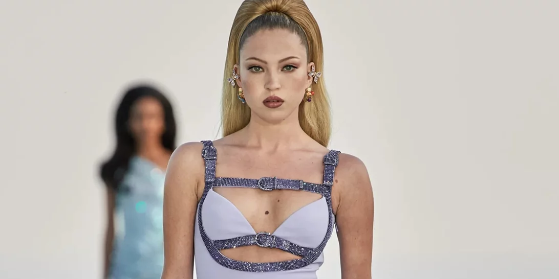 Dua Lipa x Versace | H ποπ κομψότητα της "La Vacanza"