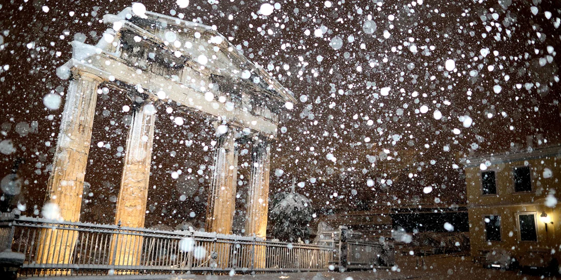 Κακοκαιρία Ελπίς | Εντυπωσιακές φωτογραφίες από τη χιονισμένη Αθήνα