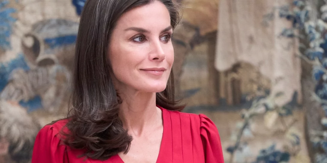 Το φόρεμα της Massimo Dutti έχει το σχέδιο που λατρεύουν οι κομψές royals