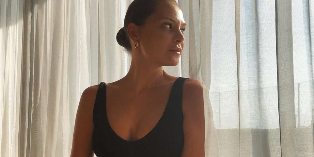 Υβόννη Μπόσνιακ | Ο αλάνθαστος τρόπος που φόρεσε μία λευκή παντελόνα στο νησί