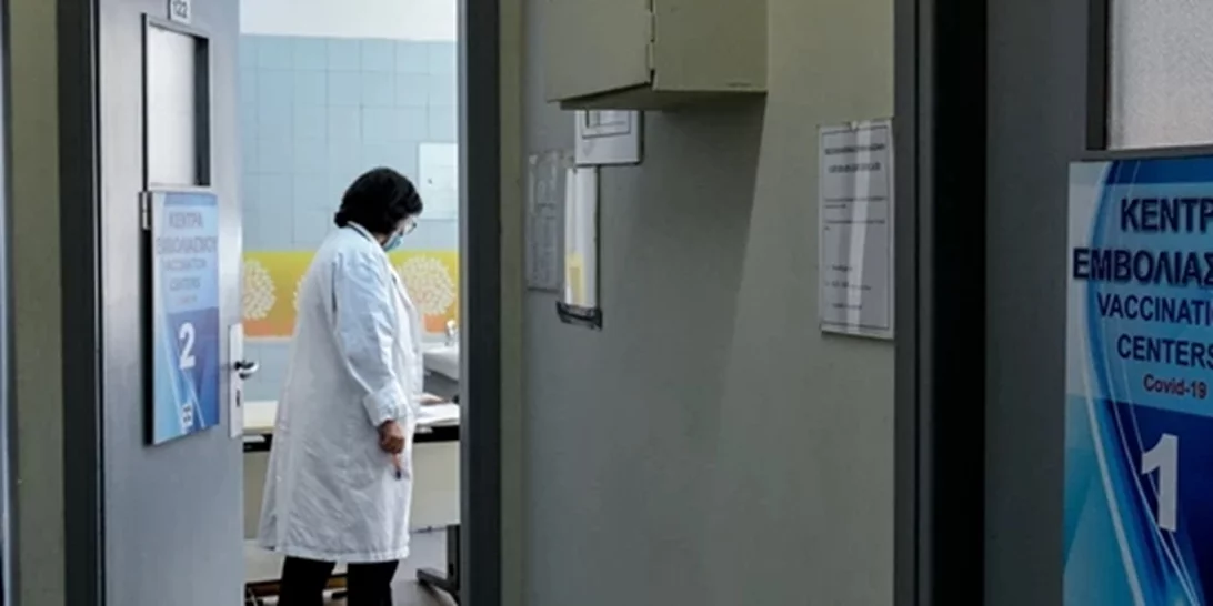 Κορονοϊός | Διχάζει η τέταρτη δόση εμβολίου - Γκάγκα και Μόσιαλος "αδειάζουν" την επιτροπή για τους κάτω των 60 ετών