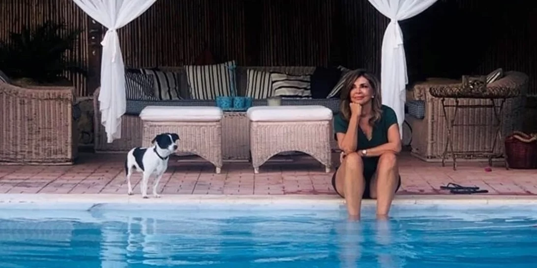 Το εξοχικό της Μιμής Ντενίση στο Θεολόγο είναι ένας επίγειος παράδεισος - ο τεράστιος κήπος και το σαλόνι δίπλα στην πισίνα