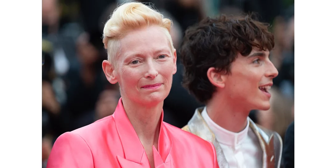 Honor Swinton Byrne | Η κόρη της Tilda Swinton μιλά για τον ασυνήθιστο τρόπο που την μεγάλωσε η διάσημη μητέρα της