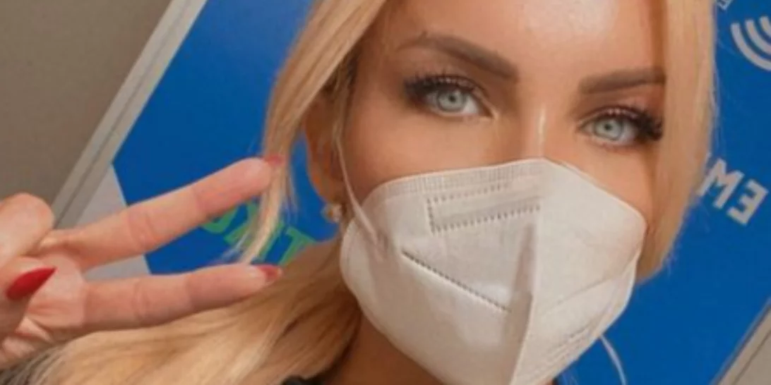Κατερίνα Καινούργιου | Έκανε την τρίτη δόση του εμβολίου κατά του κορονοϊού (εικόνα)