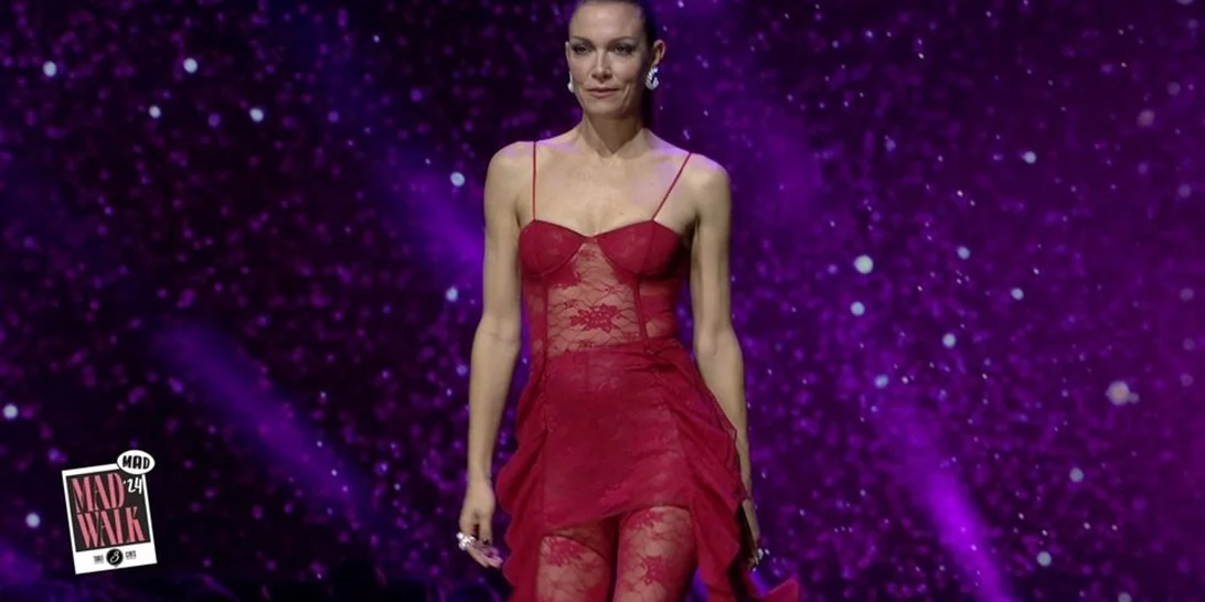 Δαντελένιο κόκκινο καλσόν και ολόσωμη φόρμα με χρυσές παγιέτες | Τα 8 looks που φόρεσε η Βίκυ Καγιά στο MadWalk 2024