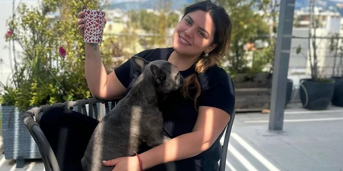 Η σωστή Κυριακή | Η Δανάη Μπάρκα χαλαρώνει στην καταπράσινη βεράντα της στην εντυπωσιακή βεράντα της