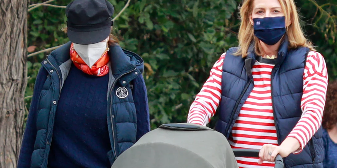 Τζένη Μπαλατσινού - Βασίλης Κικίλιας | Οικογενειακή βόλτα με τον 2,5 μηνών γιο τους (pics)