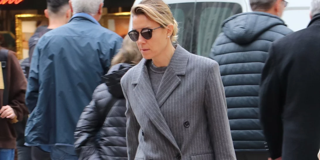 Loafers με τακούνι | Η Βίκυ Καγιά φόρεσε τα πιο κομψά και άνετα παπούτσια για το γραφείο (και όχι μόνο)