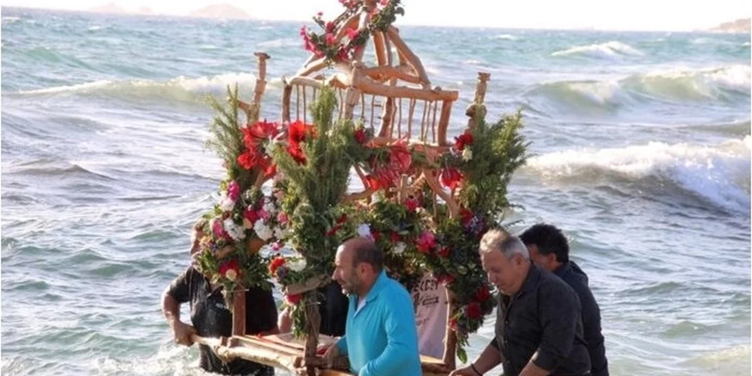 Νάξος: Η ξεχωριστή περιφορά του Επιταφίου μέσα στη θάλασσα [βίντεο]