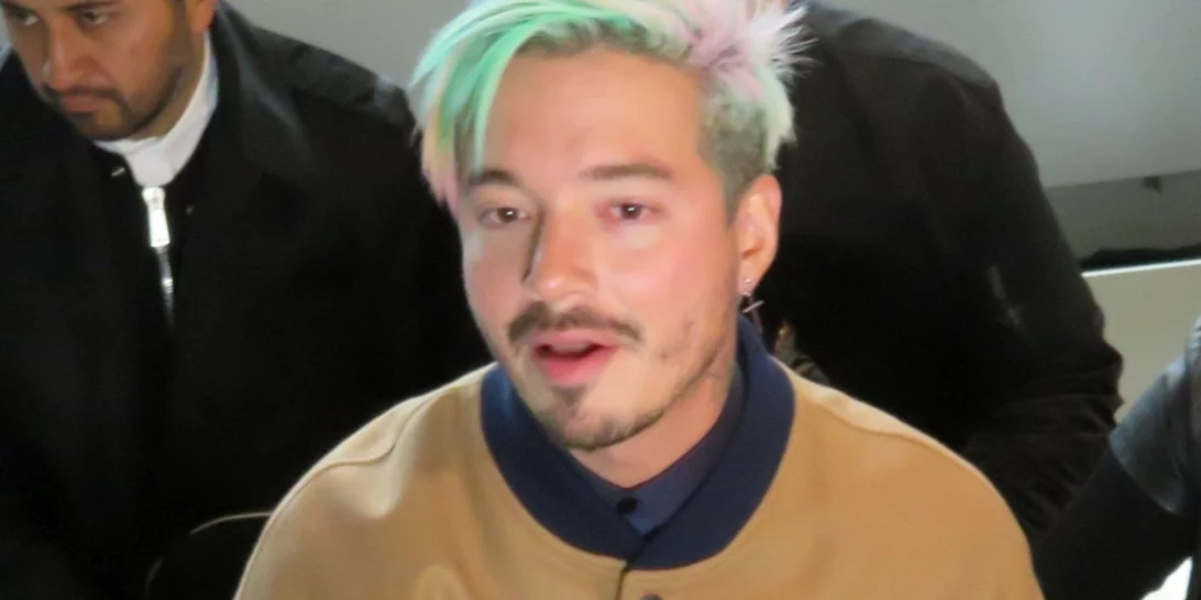 J Balvin και Padma Lakshmi στο ειδικό αφιέρωμα του "Nick News" για τη μετανάστευση