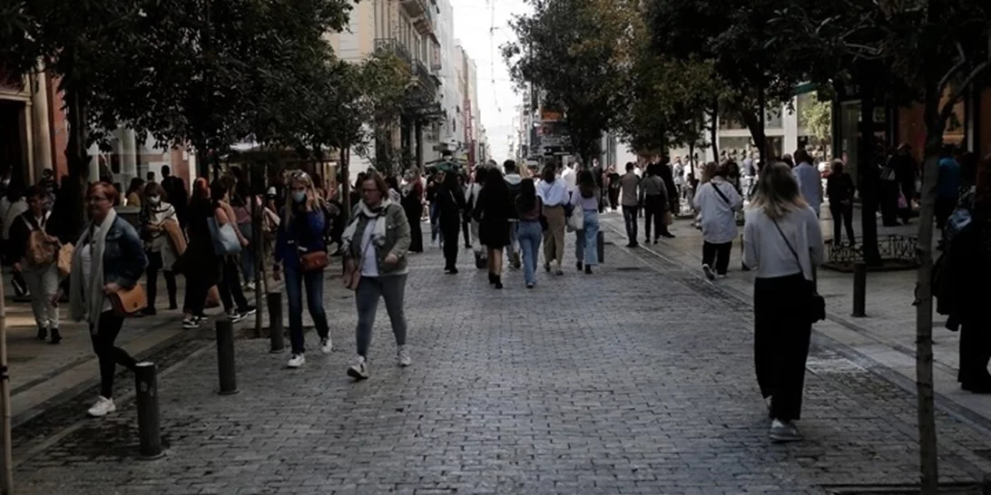 Κορυφώνεται η κίνηση στην εορταστική αγορά - Ανοικτά, σήμερα, τα μαγαζιά