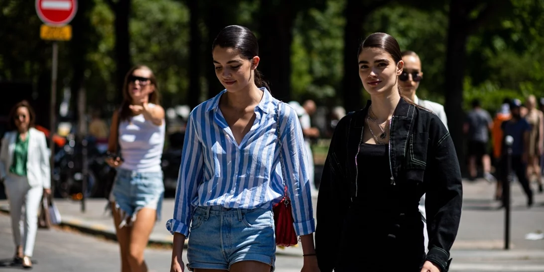 Περπάτησα στην Αθήνα και οι επαγγελματίες επιλέγουν αυτά τα 'ανορθόδοξα' κομμάτια στο office style τους