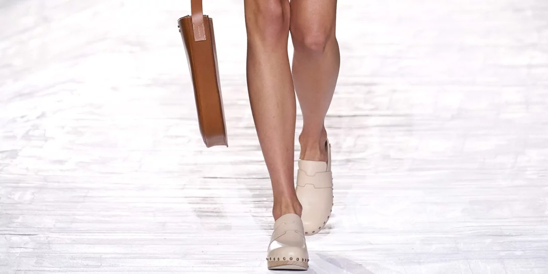 Clogs | Βρήκαμε την πιο κομψή εκδοχή της διφορούμενης τάσης στα Stradivarius