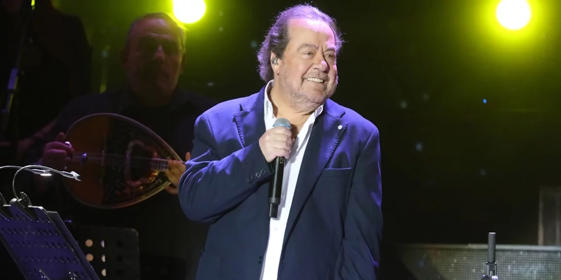 Γιάννης Πάριος | Σπάνια εμφάνιση αγκαλιά με τους τρεις γιους του