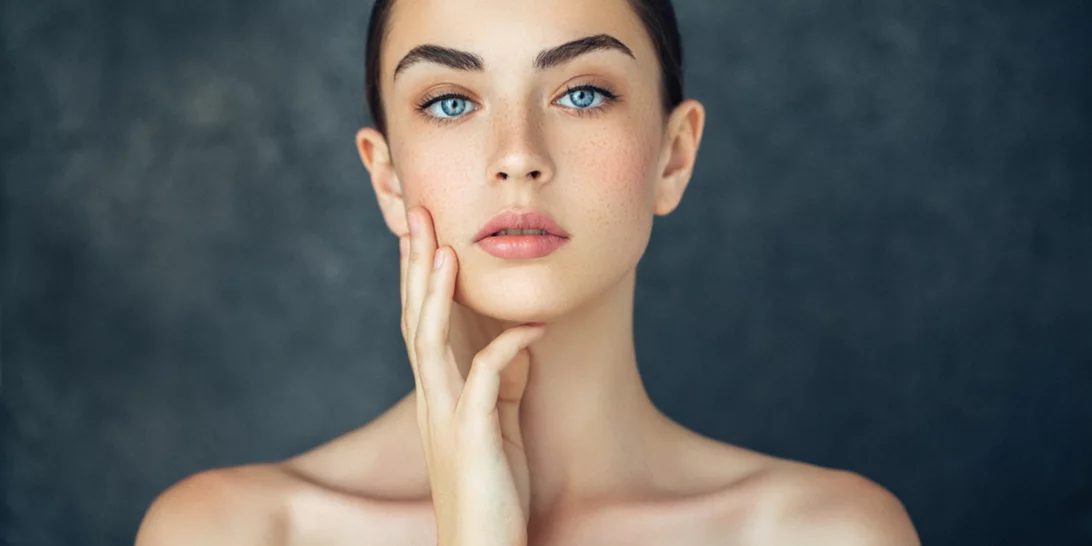 Ακμή ενηλίκων ή μικρά σπυράκια στο πρόσωπο | Τα SOS βήματα περιποίησης που πρέπει να ακολουθείς καθημερινά