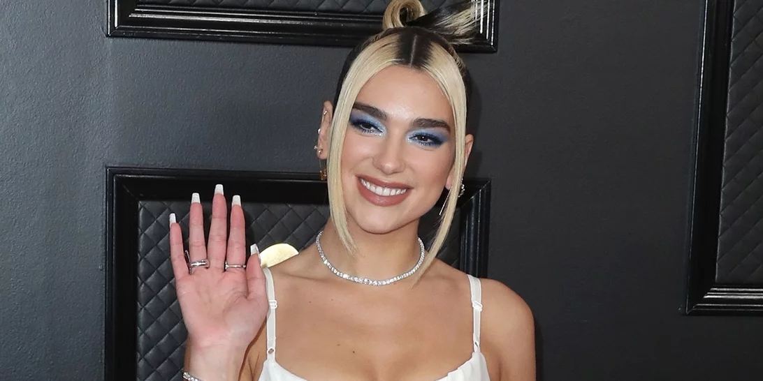 Η Dua Lipa έκανε το ντεμπούτο της στην πασαρέλα | Τα Versace looks που φόρεσε