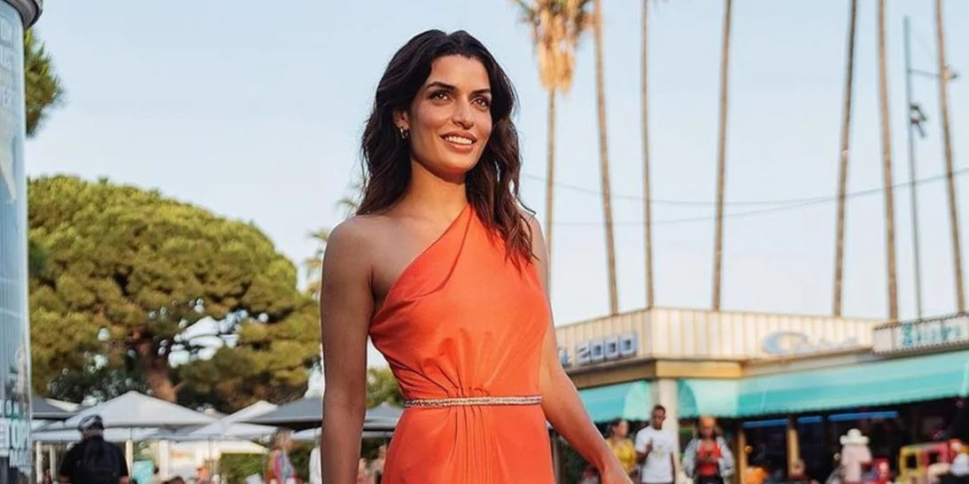 Η Τόνια Σωτηροπούλου προτείνει το ιδανικό πανωφόρι για τις βραδινές εξόδους του φθινοπώρου