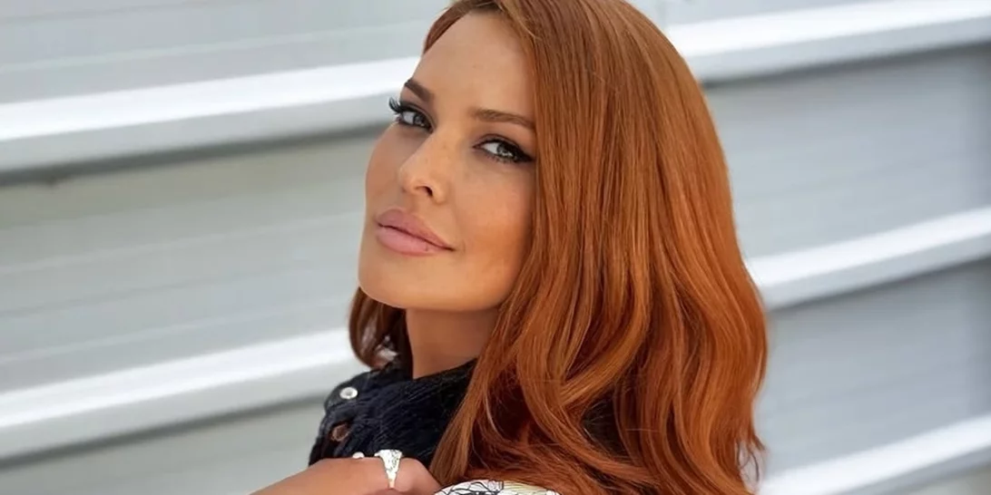 Η Σίσσυ Χρηστίδου σου δείχνει πως να φορέσεις το αγαπημένο σου φλοράλ φόρεμα στις βραδινές εξόδους του καλοκαιρού