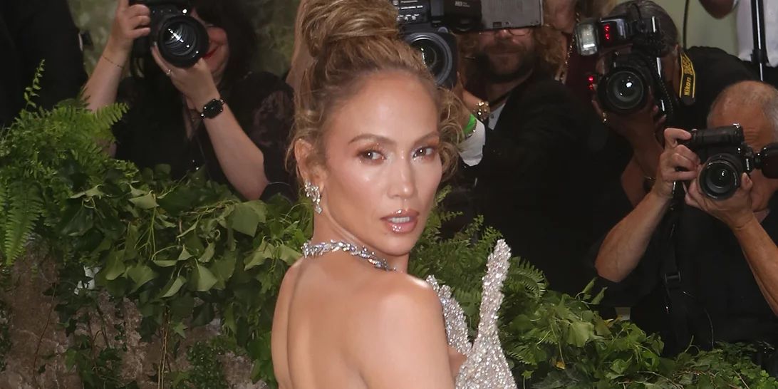 H Jennifer Lopez υιοθέτησε από τώρα το πιο hot μανικιούρ των επόμενων μηνών