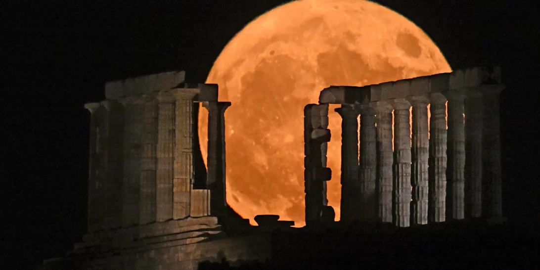 Πανσέληνος Ιουνίου | Μαγικές εικόνες από το "Φεγγάρι της Φράουλας" - Ο σπάνιος συγχρονισμός με το θερινό ηλιοστάσιο