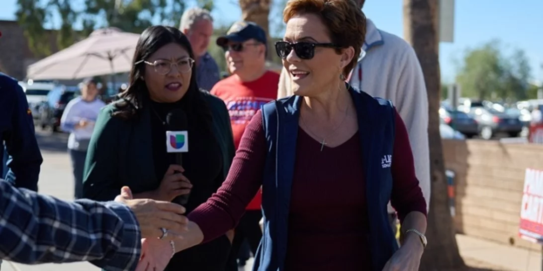 Ο Τrump διόρισε επικεφαλής του Voice of America την πρώην παρουσιάστρια Kari Lake