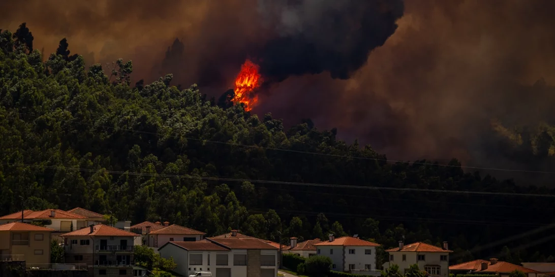 "Εκρηξη" φωτιάς έφερε μεγάλη αναζωπύρωση στην Πάρνηθα | Μεγάλη ανησυχία για τους Θρακομακεδόνες