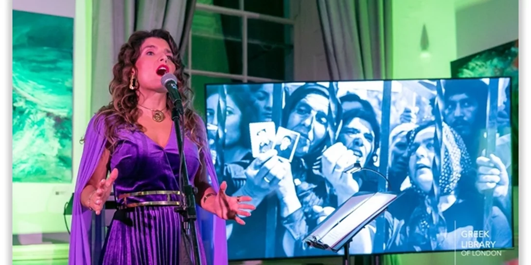 Συγκίνησε η Μπέττυ Χαρλαύτη στο Λονδίνο τραγουδώντας για την Κύπρο