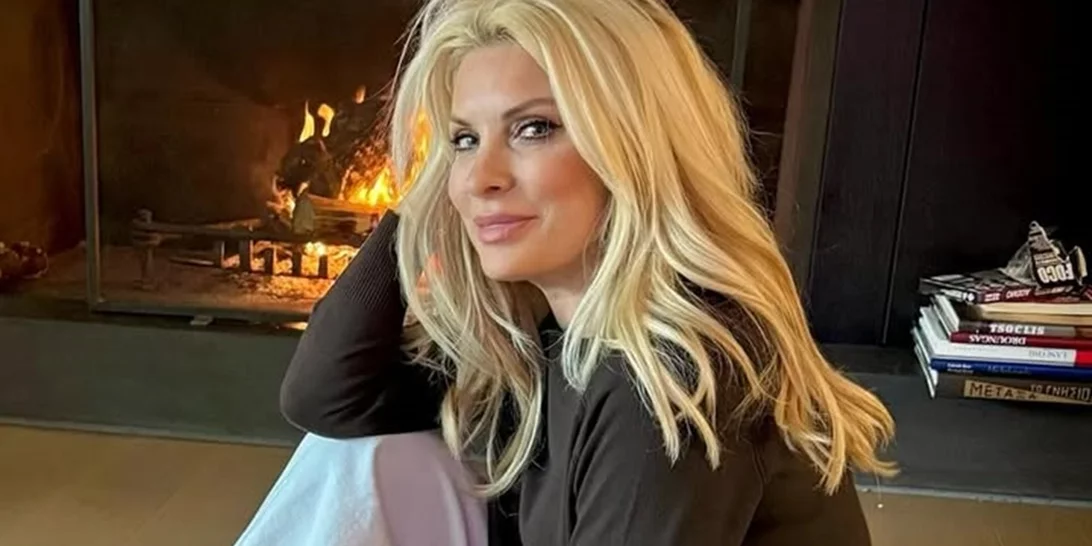 Η Ελένη Μενεγάκη μπροστά στο τεράστιο τζάκι της | Το νέο πλάνο από το εσωτερικό του σπιτιού της