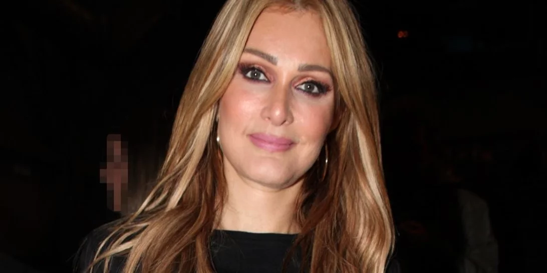 Νατάσα Θεοδωρίδου | Έκοψε βασιλόπιτα με τις κόρες της στην (ολόλευκη) κουζίνα του σπιτιού της