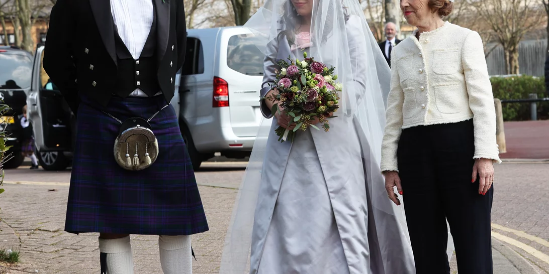 Ο ιδρυτής των WikiLeaks παντρεύτηκε τη δικηγόρο του σε φυλακή της Αγγλίας