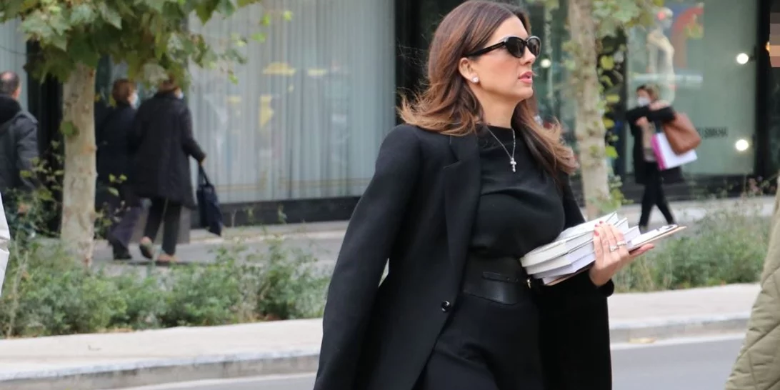 Elegant η Σταματίνα Τσιμτσιλή στο κέντρο της Αθήνας - Το ξεχωριστό κόσμημα